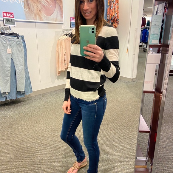 Hi I’m Kara I love fashion please no lowballs - Picture 3 of 3